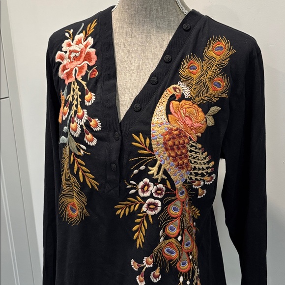 Johnny Was Embroidered Peacock Floral Black Boho Top V-Neck Button Size Medium - Picture 2 of 15